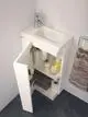 Waschtisch mit senkrecht montierter Armatur. Der Unterbau bietet Stauraum für Pflegeprodukte und Handtücher. Weißer Korpus, ideal für moderne Badezimmer. Ideal Standard Produkt.
